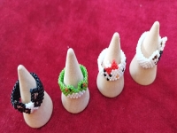 6月27日，手工兼職在家做是真的嗎，靈活就業(yè)手工項目，開手工加工廠，在手工之家，純手工與時俱進、一直在創(chuàng)新發(fā)展，圖為串珠米珠繡純手工產品剪影