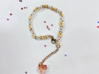 9月16日，在家就能賺錢(qián)的工作，拿回家做的手工活，做手工傳承官，手工之家的純手工，多種業(yè)務(wù)能同時(shí)做，圖為串珠米珠繡純手工產(chǎn)品剪影