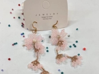 9月17日，手工活兼職可帶回家，做手工傳承官，手工活接單平臺(tái)，在手工之家，合作不同收入不同，但服務(wù)一樣真誠(chéng)，圖為串珠米珠繡純手工產(chǎn)品剪影