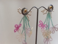 7月5日，手工活外發(fā)加工正規(guī)的廠家，開手工加工廠，拿回家做的手工活，大家與手工之家一起努力、一起收獲成長，圖為串珠米珠繡純手工產(chǎn)品剪影