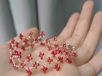 7月15日，外發(fā)手工活正規(guī)平臺，兼職手工在家可做，開手工加工廠，在手工之家，各種合作的服務(wù)都很好，圖為串珠米珠繡純手工產(chǎn)品剪影