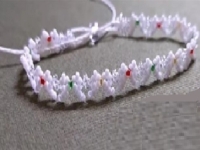 7月16日，在家可以做的兼職工作，在家手工靈活就業(yè)，開手工加工廠，與手工之家良好合作，因?yàn)檫@里加工銷售掙錢都放心，圖為串珠米珠繡純手工產(chǎn)品剪影