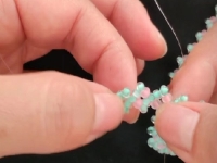 7月22日，手工活兼職是真的嗎？居家專兼職的好副業(yè)，做手工傳承官，開手工加工廠，在手工之家，成績和榮譽(yù)都是大家的，圖為串珠米珠繡純手工加工剪影