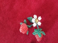 7月24日，手工活拿回家做，靈活就業(yè)居家掙錢，做手工傳承官，與手工之家合作，加工銷售都好做、都掙錢，圖為串珠米珠繡純手工產(chǎn)品剪影