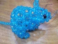 8月19日，外發(fā)手工活正規(guī)平臺，居家手工串珠靈活就業(yè)，做手工傳承官，在手工之家，多付出就有好收入，圖為串珠米珠繡純手工產(chǎn)品剪影