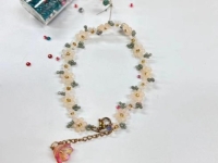 8月30日，外發(fā)手工領(lǐng)回家做，做手工傳承官，在家做手工掙錢，在手工之家，努力換來幸福、付出贏得收獲，圖為串珠米珠繡純手工產(chǎn)品剪影