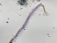 9月1日，手工活外發(fā)一手貨源，做手工傳承官，居家副業(yè)掙錢，在手工之家，好質(zhì)量的產(chǎn)品更受歡迎，圖為飾品類串珠純手工產(chǎn)品剪影