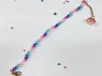 9月9日，手工活接單平臺(tái)，想接正規(guī)廠家的手工，做手工傳承官，與手工之家合作，合作內(nèi)容多，收入也多，圖為串珠米珠繡純手工產(chǎn)品剪影