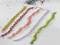 10月6日，手工兼職創(chuàng)業(yè)在家做是真的，微創(chuàng)業(yè)做手工傳承官，在家做的好手工，信任來自了解，手工之家與大家一起努力發(fā)展，圖為串珠米珠繡純手工產(chǎn)品剪影