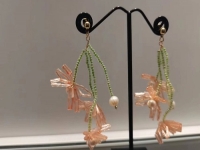 10月23日，在家做的手工小成本創(chuàng)業(yè)項目，手工兼職創(chuàng)業(yè)的正規(guī)網(wǎng)站，開飾品加工廠，做手工傳承官，在手工之家，重視與每一位人員的合作，圖為串珠米珠繡純手工產(chǎn)品剪影