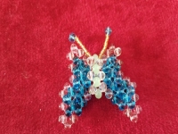 11月3日，兼職手工活可以帶回家做的，居家靈活就業(yè)副業(yè)創(chuàng)業(yè)，低成本創(chuàng)業(yè)做手工傳承官，在手工之家，創(chuàng)新讓合作人員收入更好，圖為串珠米珠繡純手工產(chǎn)品剪影