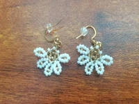 11月10日，手工活拿回家做，靈活就業(yè)手工創(chuàng)業(yè)居家掙錢，微創(chuàng)業(yè)做手工傳承官，與手工之家合作，手工加工等業(yè)務(wù)好做又掙錢，圖為串珠米珠繡純手工產(chǎn)品剪影