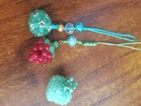 11月11日，在家可以做的工作，拿回家做的手工創(chuàng)業(yè)項(xiàng)目，小成本創(chuàng)業(yè)做手工傳承官，與手工之家合作，想多掙錢就要堅(jiān)持做下去，圖為串珠純米珠繡純手工產(chǎn)品剪影