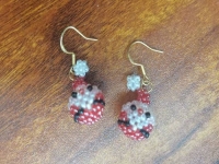 11月14日，外發(fā)手工領(lǐng)回家做，靈活副業(yè)創(chuàng)業(yè)，低成本做手工傳承官，在手工之家，選擇怎樣的合作，大家說(shuō)了算，圖為串珠純米珠繡純手工產(chǎn)品剪影