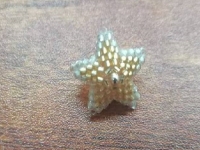 11月17日，哪里可以做手工活兼職，靈活就業(yè)手工創(chuàng)業(yè)，微創(chuàng)業(yè)做手工傳承官，手工之家與所有合作人員是一個(gè)整體，圖為串珠米珠繡純手工產(chǎn)品剪影