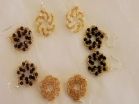 11月27日，在家里就能賺錢的工作，帶回家做的手工，微創(chuàng)業(yè)開(kāi)手工加工廠，手工之家的純手工，產(chǎn)品是核心，圖為串珠米珠繡純手工產(chǎn)品剪影