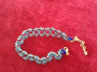 11月28日，手工活外發(fā)加工網(wǎng)，拿回家做的手工創(chuàng)業(yè)項(xiàng)目，小成本創(chuàng)業(yè)做手工傳承官，與手工之家合作，因?yàn)檫@里可信可靠，圖為串珠米珠繡純手工產(chǎn)品剪影