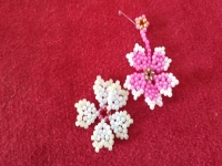 12月5日，手工活接單正規(guī)平臺，拿回家做的手工創(chuàng)業(yè)項目，小成本創(chuàng)業(yè)做手工傳承官，在手工之家，產(chǎn)品、市場，合作、服務(wù)都有實實在在的行動，圖為串珠米珠繡純手工產(chǎn)品剪影