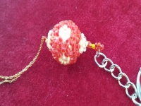 12月7日，手工活從哪里找廠家，可靠的純手工創(chuàng)業(yè)項目，低成本創(chuàng)業(yè)做手工傳承官，在手工之家，好好做、不斷學(xué)，就能收入更好，圖為串珠米珠繡純手工產(chǎn)品剪影