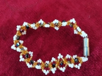 12月11日，兼職手工活外發(fā)加工在家可做，專兼職都能干的純手工，低成本創(chuàng)業(yè)做手工傳承官，與手工之家合作，更多的人在這里掙錢追夢，圖為串珠米珠繡純手工產(chǎn)品剪影