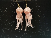 12月20日，外發(fā)手工領(lǐng)回家做，帶回家做的手工創(chuàng)業(yè)項目，小成本創(chuàng)業(yè)做手工傳承官，在手工之家，認(rèn)真做好好干收入更好，圖為串珠米珠繡純手工產(chǎn)品剪影