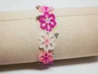 12月31日，在家里就能賺錢的工作，靈活就業(yè)副業(yè)創(chuàng)業(yè)，手工活加工外發(fā)回收，微創(chuàng)業(yè)開手工加工廠，靈活掙錢增收，與手工之家合作穩(wěn)定可靠，圖為串珠米珠繡純手工產(chǎn)品剪影