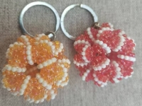 1月13日，拿回家做的手工活，在家掙錢的副業(yè)創(chuàng)業(yè)，小本創(chuàng)業(yè)做手工傳承官，手工之家的合作方式和業(yè)務(wù)選擇多，圖為串珠米珠繡手工產(chǎn)品剪影