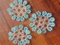 2月14日，可在家做的兼職手工, 想接正規(guī)廠家的手工創(chuàng)業(yè)項目，輕資產(chǎn)創(chuàng)業(yè)開手工加工廠、做手工傳承官，與手工之家合作，這里的手工是大家掙錢的好選擇，圖為串珠米珠繡純手工產(chǎn)品剪影