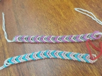 2月15日，附近有沒有兼職手工,微創(chuàng)業(yè)開手工加工廠、做手工傳承官，農(nóng)村手工加工副業(yè)創(chuàng)業(yè)，在手工之家，選擇適合的合作業(yè)務(wù)，多努力、多掙錢，圖為串珠米珠繡純手工產(chǎn)品剪影