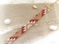 2月23日，手工拿回家做在哪里找，外發(fā)加工接單平臺，在家開手工加工廠，微創(chuàng)業(yè)做手工傳承官，在手工之家，合作就有好收入，圖為串珠米珠繡純手工產(chǎn)品剪影