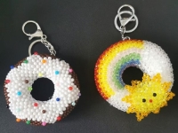 2月24日，兼職手工可以帶回家做，在家里開手工加工廠掙錢，輕資產(chǎn)創(chuàng)業(yè)做手工傳承官，與手工之家合作，付出有好回報，圖為串珠米珠繡純手工產(chǎn)品剪影