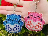 2月25日，正規(guī)手工接單平臺，居家創(chuàng)業(yè)開手工加工廠，小成本創(chuàng)業(yè)做手工傳承官，在手工之家，能掙錢的方法很多，圖為串珠米珠繡純手工產(chǎn)品剪影