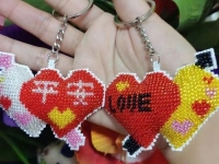 3月6日，外發(fā)加工接單平臺(tái)，靈活自由手工創(chuàng)業(yè)項(xiàng)目，低成本創(chuàng)業(yè)開手工加工廠、做手工傳承官，在手工之家，重培訓(xùn)、重創(chuàng)新，圖為串珠米珠繡純手工產(chǎn)品剪影