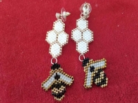 4月3日，可在家做的兼職手工，想接正規(guī)廠家的手工，小成本創(chuàng)業(yè)開手工加工廠、做手工傳承官，手工之家專注手工事業(yè)發(fā)展，給大家更多掙錢的選擇，圖為串珠米珠繡純手工產(chǎn)品剪影