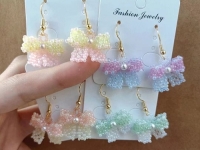 4月6日，在家能掙錢的正規(guī)手工，輕資產(chǎn)創(chuàng)業(yè)開手工加工廠，微創(chuàng)業(yè)做手工傳承官，在手工之家，純手工事業(yè)的發(fā)展成果是大家的，圖為串珠米珠繡純手工產(chǎn)品剪影