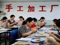 把手工領(lǐng)回家做，純手工加工廠允不允許，就看簽訂的正規(guī)合同怎么說？