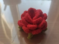 4月12日，手工外發(fā)加工可靠嗎？居家小成本創(chuàng)業(yè)開(kāi)手工加工廠，微創(chuàng)業(yè)做家庭手工工作室，手工之家的純手工，城市農(nóng)村都能做，圖為鉤織純手工產(chǎn)品剪影