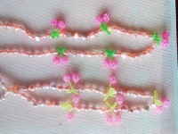 4月20日，在家里就能賺錢(qián)的工作，小成本創(chuàng)業(yè)做手工傳承官，居家手工創(chuàng)業(yè)開(kāi)手工加工廠，手工之家的純手工事業(yè)不斷發(fā)展，圖為串珠米珠繡純手工產(chǎn)品剪影