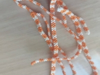 4月21日，想接正規(guī)廠家的手工，拿回家做的手工，小成本創(chuàng)業(yè)開(kāi)手工工作室，在手工之家，純手工大家都喜歡，圖為串珠米珠繡純手工產(chǎn)品剪影