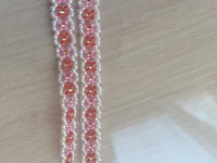 4月23日，附近有沒(méi)有兼職手工，居家靈活的副業(yè)創(chuàng)業(yè)項(xiàng)目，微創(chuàng)業(yè)做手工工作室，在手工之家，手工掙錢(qián)合作方式多，圖為串珠米珠繡純手工產(chǎn)品剪影