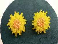 4月25日，外發(fā)手工正規(guī)平臺(tái)，在家做手工掙錢(qián)，小成本創(chuàng)業(yè)做手工工作室，手工之家的純手工發(fā)展有前景，圖為串珠米珠繡純手工產(chǎn)品剪影