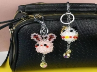 4月29日，家里干的手工兼職，帶回家做的手工就業(yè)創(chuàng)業(yè)項(xiàng)目，微創(chuàng)業(yè)做手工工作室，純手工合作成就大家和手工之家，圖為串珠米珠繡純手工產(chǎn)品剪影