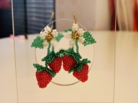 4月30日，手工外發(fā)加工正規(guī)的廠家，微創(chuàng)業(yè)做手工工作室，靈活自由在家手工創(chuàng)業(yè)，在手工之家，大家合作的手工業(yè)務(wù)多、收入好，圖為串珠米珠繡純手工產(chǎn)品剪影