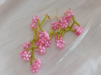 5月20日，手工外發(fā)加工怎么找貨源，想接正規(guī)廠家的手工，微創(chuàng)業(yè)做手工工作室，手工之家堅持創(chuàng)新，努力讓大家合作更有成效，圖為串珠米珠繡純手工產(chǎn)品剪影