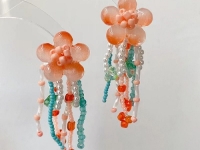 5月26日，能在家做的手工，拿回家做的手工，輕創(chuàng)業(yè)做純手工工作室，在手工之家，清楚明白，合作長久穩(wěn)定，圖為串珠米珠繡純手工產(chǎn)品剪影