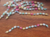 6月1日，外發(fā)手工活正規(guī)平臺，手工靈活就業(yè)、微創(chuàng)業(yè)做手工工作室，在手工之家，專心讓事業(yè)更好、大家收入更好，圖為串珠米珠繡純手工產(chǎn)品剪影