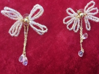 7月19日，家里干的手工兼職，在家做的手工，小成本創(chuàng)業(yè)做手工工作室，手工之家努力做好純手工事業(yè)、可信可靠，圖為串珠米珠繡純手工產(chǎn)品剪影