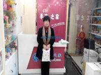 浙江湖州張女士前來(lái)學(xué)習(xí)串珠加工手工活兼職外發(fā)