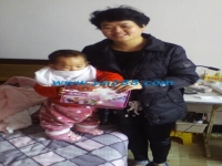 浙江溫州鄉(xiāng)村朱大嬸享受帶孫之樂，又兼職做手工活賺零花錢