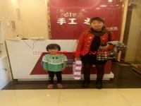 四川巴中百貨店扈女士帶寶寶來手工活之家考察，欲加盟代理組織人做手工活